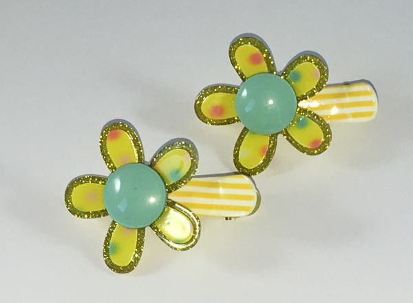 Crocodile clips with flower