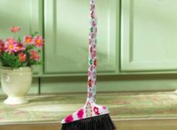 Long handle dustpan with sweeping brush