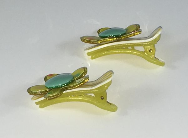 Crocodile clips with flower