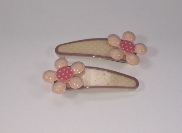Patterned snap clip with patterned flower