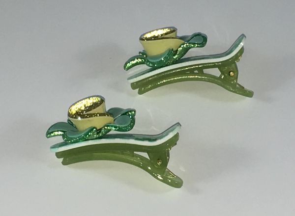 Crocodile clips with flower