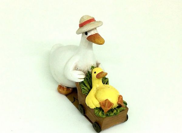 Resin figurine 8x9.5 cm