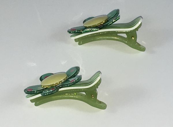 Crocodile clips with flower