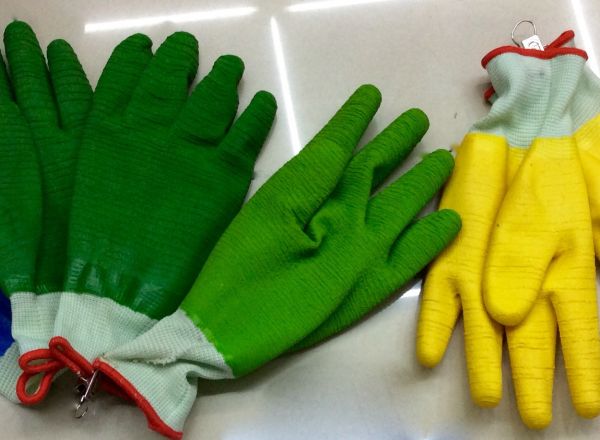 Gardening gloves