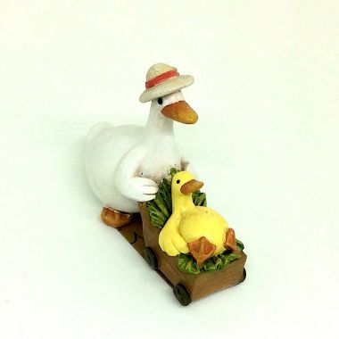 Resin figurine 8x9.5 cm