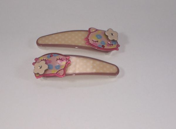 Patterned snap clips with kitty shape